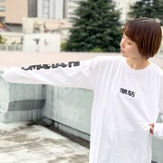 LOGO LS TEEの着用例。