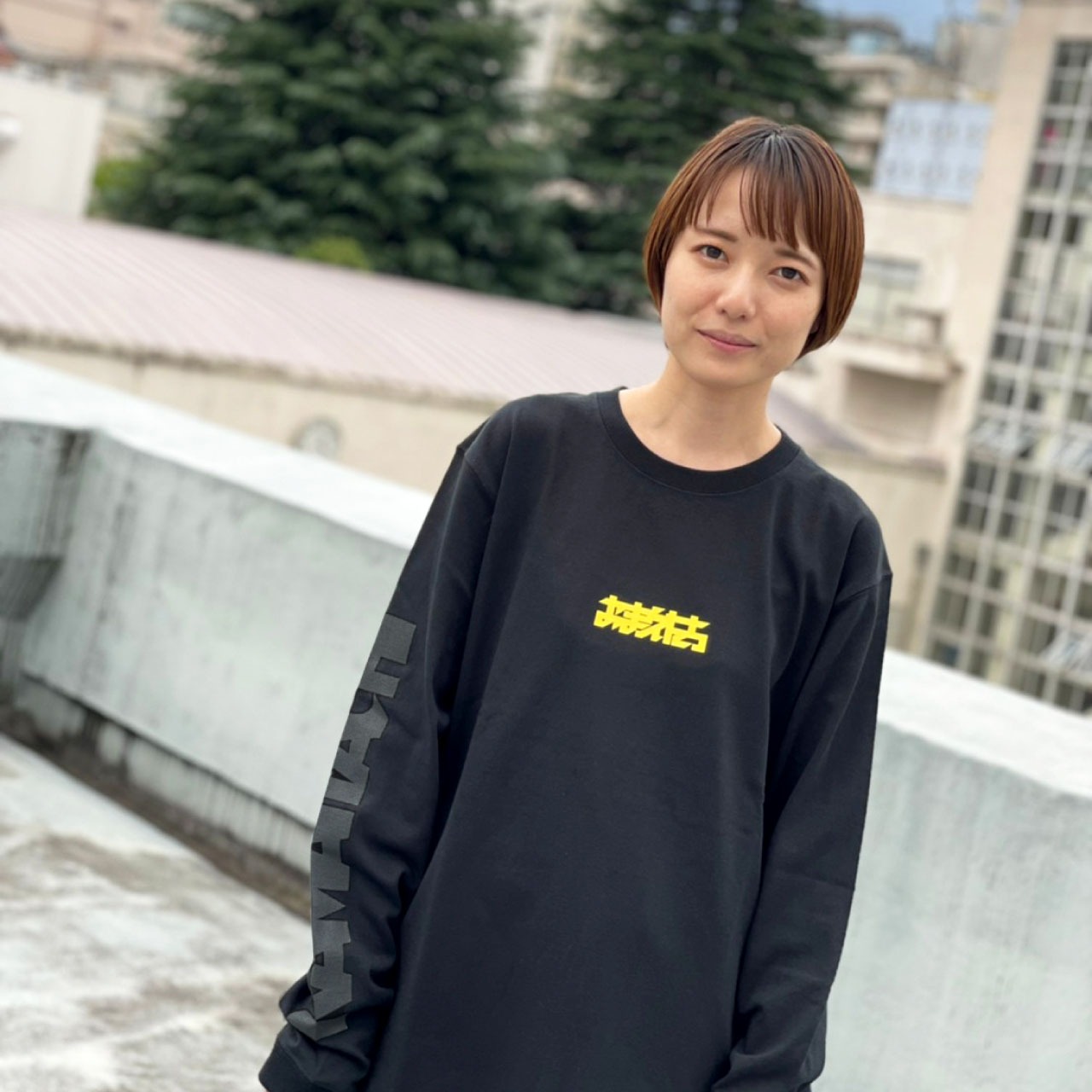 LOGO LS TEE（FC限定販売）の着用例。