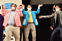 ナイチンゲールダンス・ヤス（右端）が、相方のナイチンゲールダンス・中野なかるてぃん（中央）とママタルト大鶴肥満（左）を、その衣装の色味から「キキララだー！」とたとえた場面。