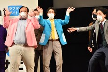 ナイチンゲールダンス・ヤス（右端）が、相方のナイチンゲールダンス・中野なかるてぃん（中央）とママタルト大鶴肥満（左）を、その衣装の色味から「キキララだー！」とたとえた場面。