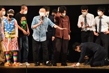 以前テレビ東京で放送されていたバラエティ「新shock感」に出演していた間柄だと告げる、そいつどいつ（中央）、スーパーニュウニュウ（左）、「新shock感」MCだった南海キャンディーズ山里（手前右）。