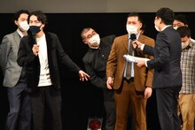 令和ロマンのトークの様子。