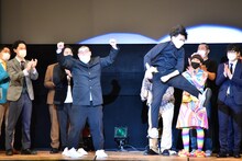 「『マイナビ Laughter Night』第7回チャンピオンLIVE」で優勝し、喜びを爆発させる金の国。