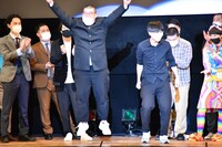 優勝を決めた直後の金の国（中央）。