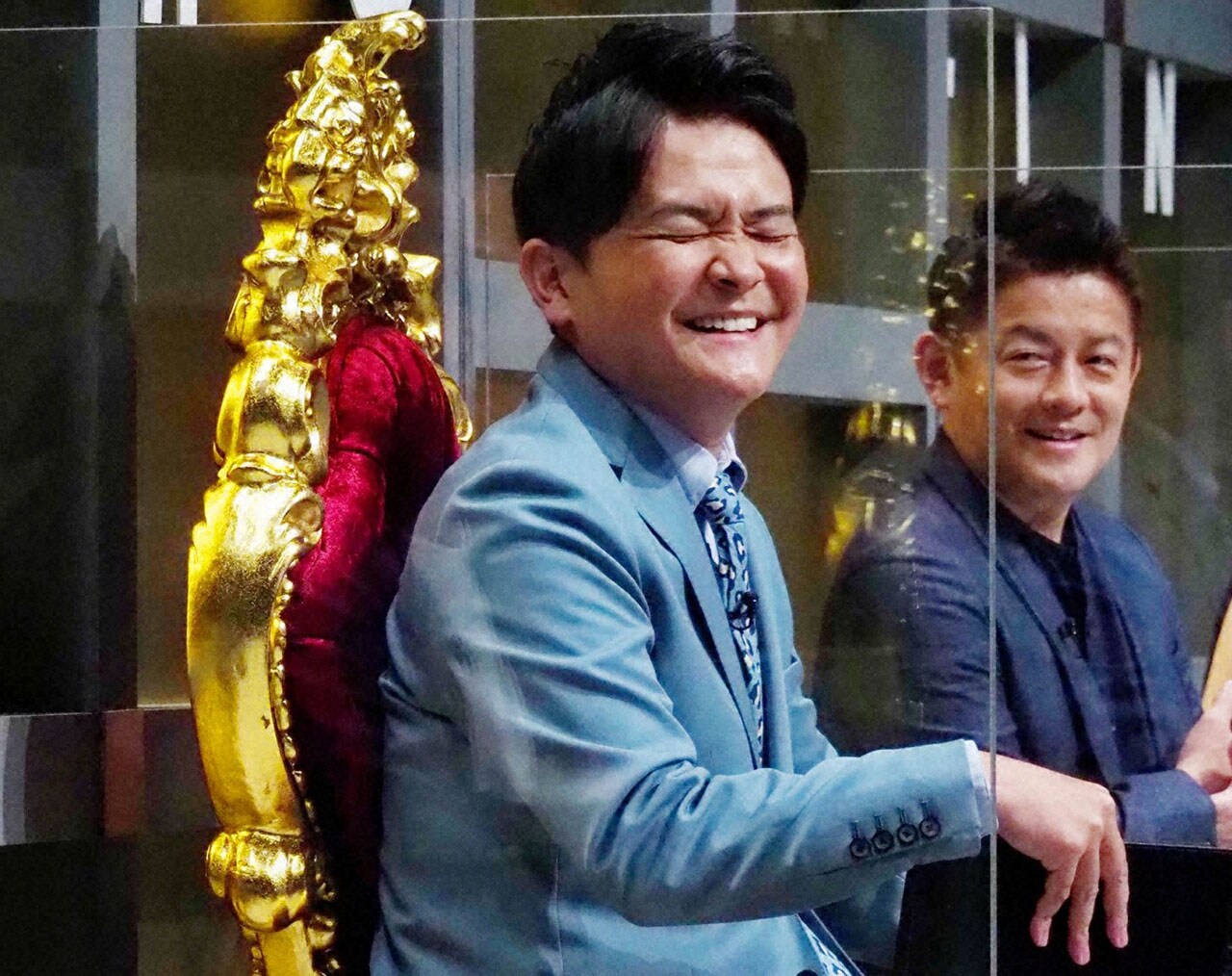 千鳥ノブ（左）。