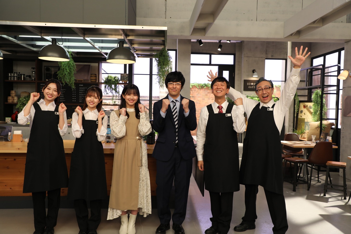 左から富田鈴花、松田好花、渡邉美穂、東京03。(c)日本テレビ