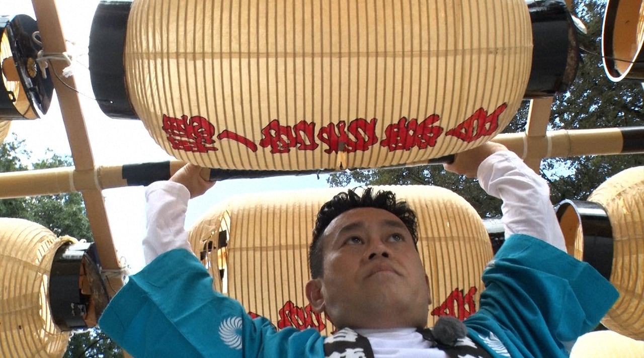 宮川大輔が奈良県の「ススキ提灯献灯行事」に参加、重い提灯に四苦八苦