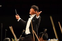 総監督・指揮を務める佐渡裕。