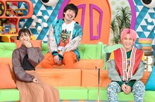 浜辺美波とEXIT。(c)TBS