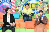 「霜降りミキXIT」に出演する霜降り明星と浜辺美波。(c)TBS