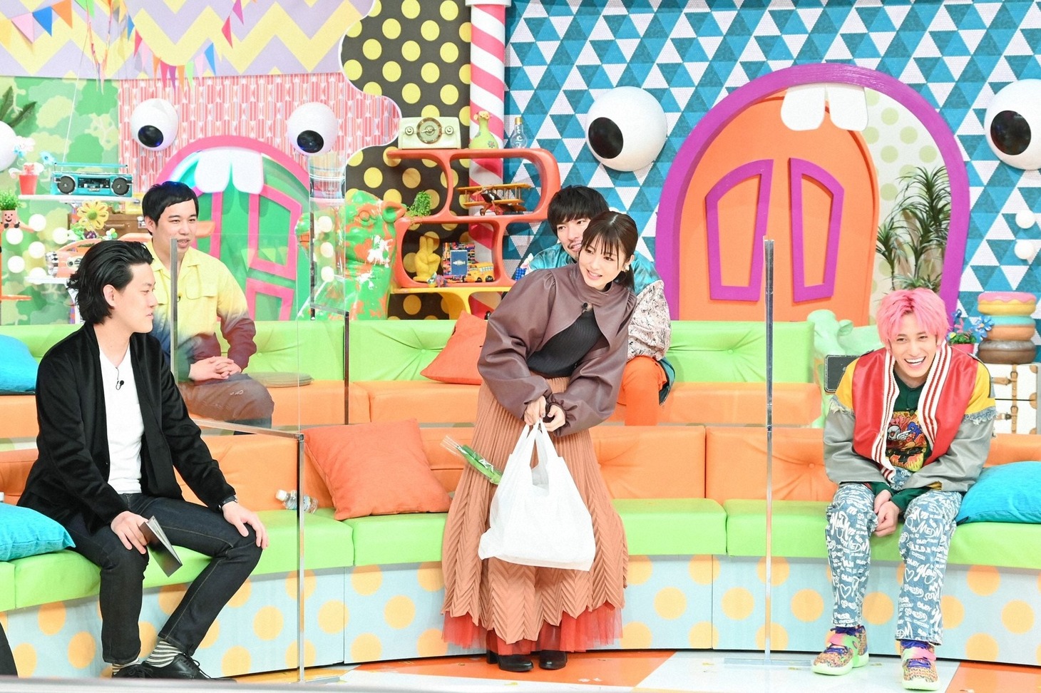 霜降り明星、浜辺美波、EXIT。(c)TBS