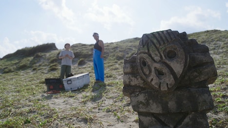 東京03飯塚が声を当てる無人島の守り神（右）。