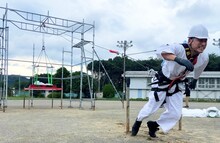 「それって!?実際どうなの課」で、1馬力＝“何春日”なのか体を張って検証するオードリー春日。(c)中京テレビ