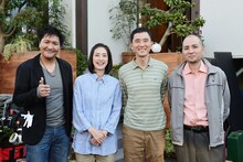 スリムクラブと天海祐希（左から2人目）、松重豊（左から3人目）。