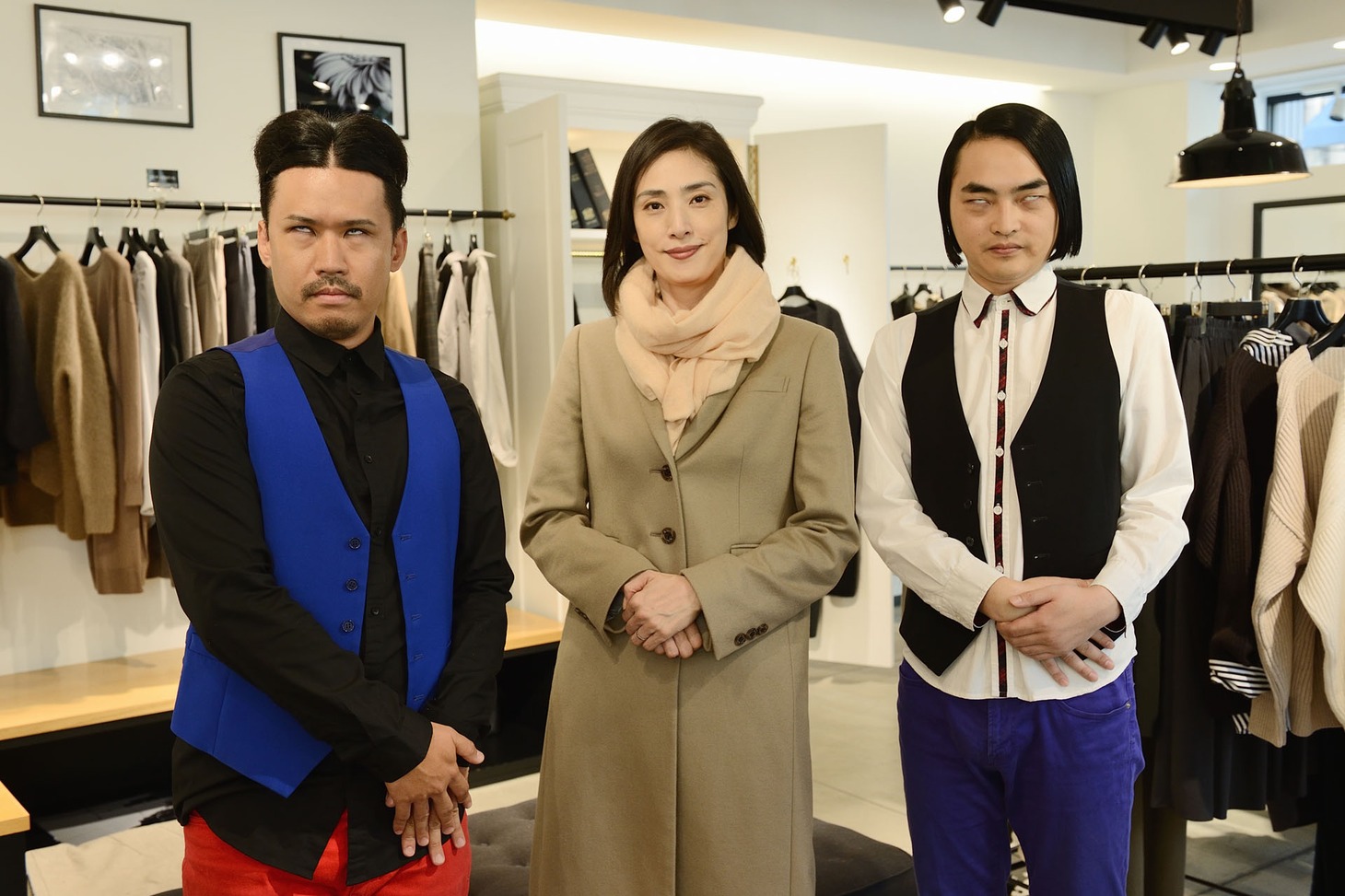 天海祐希（中央）とピスタチオ。