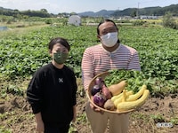 左から友近、ロバート秋山。