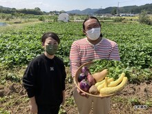 左から友近、ロバート秋山。