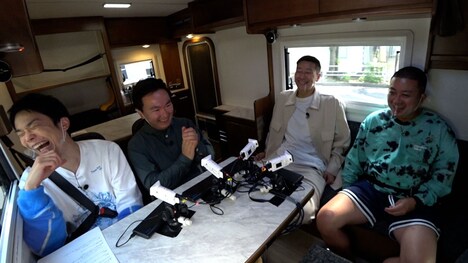 車内でトークするかまいたちとチョコレートプラネット。