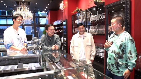 ネックレスを選ぶかまいたちとチョコレートプラネット。