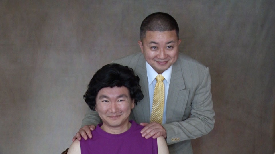 記念撮影で夫婦に扮するかまいたち山内（左）とチョコレートプラネット松尾（右）。