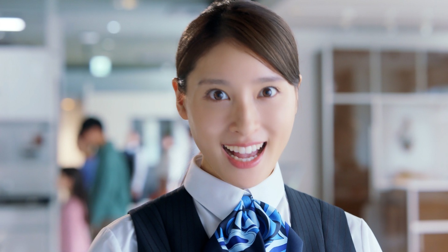 CM「来て、見て、納得！ キッチン」編より。