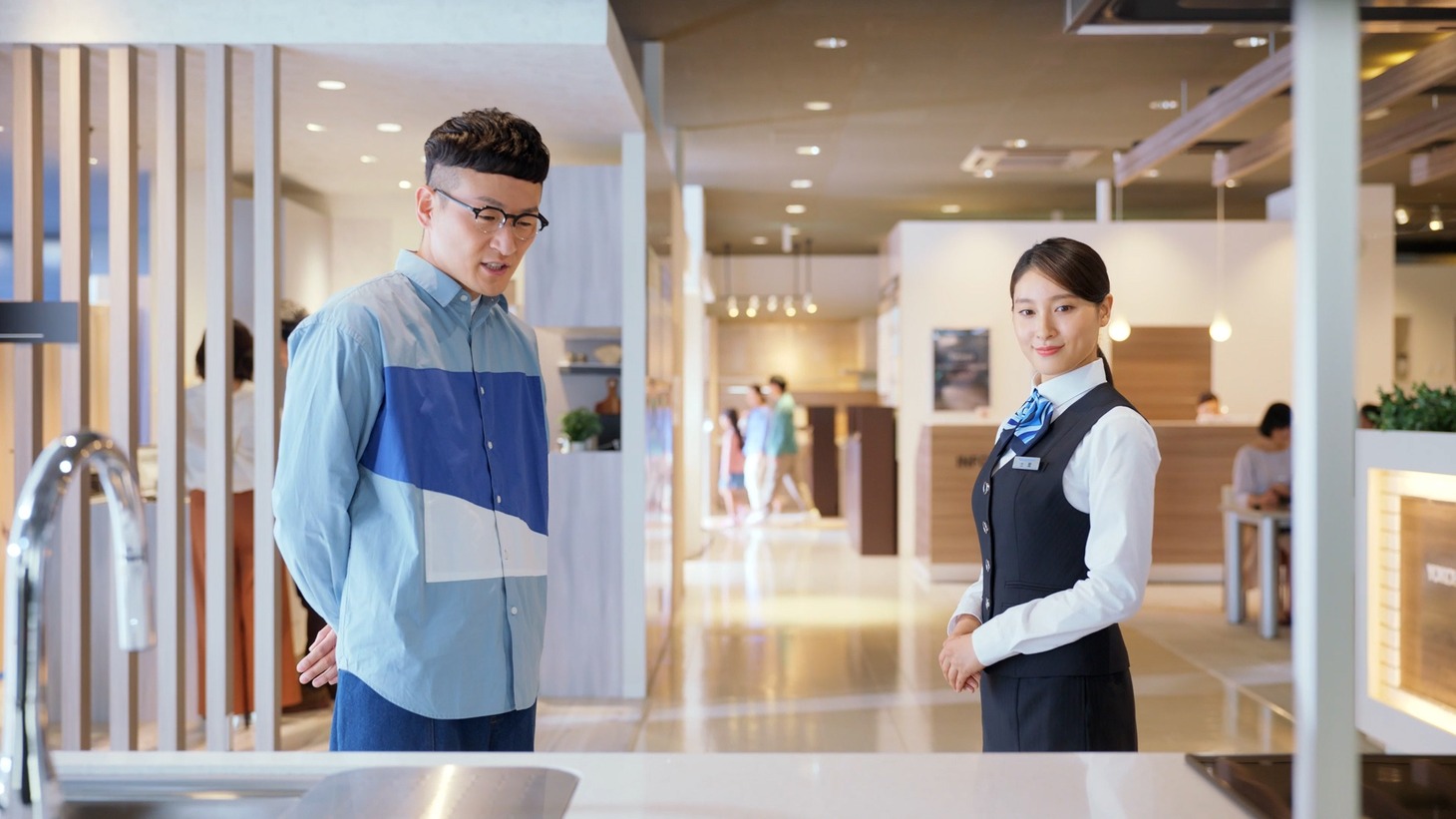 CM「来て、見て、納得！ キッチン」編より。