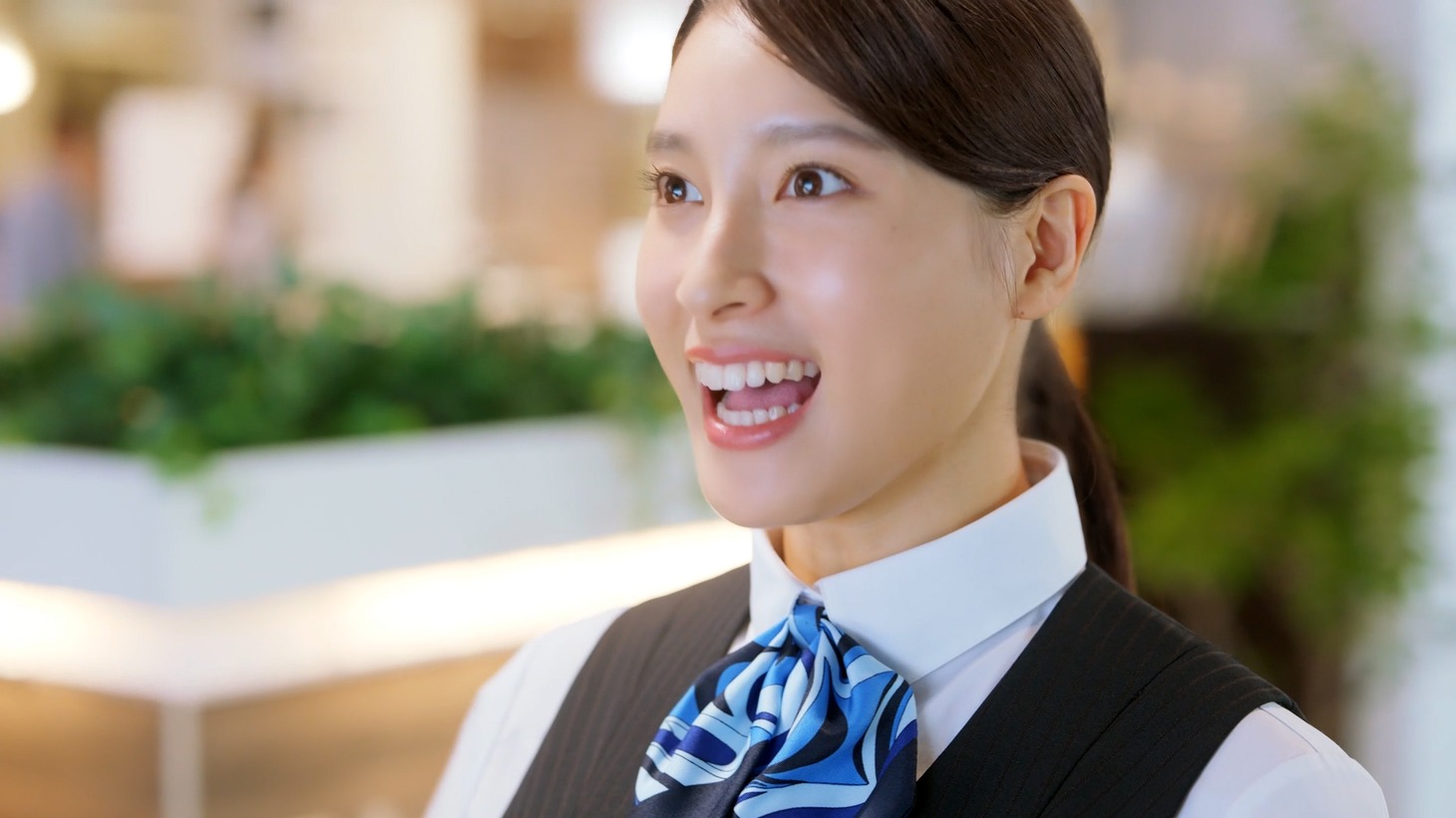 CM「来て、見て、納得！ キッチン」編より。