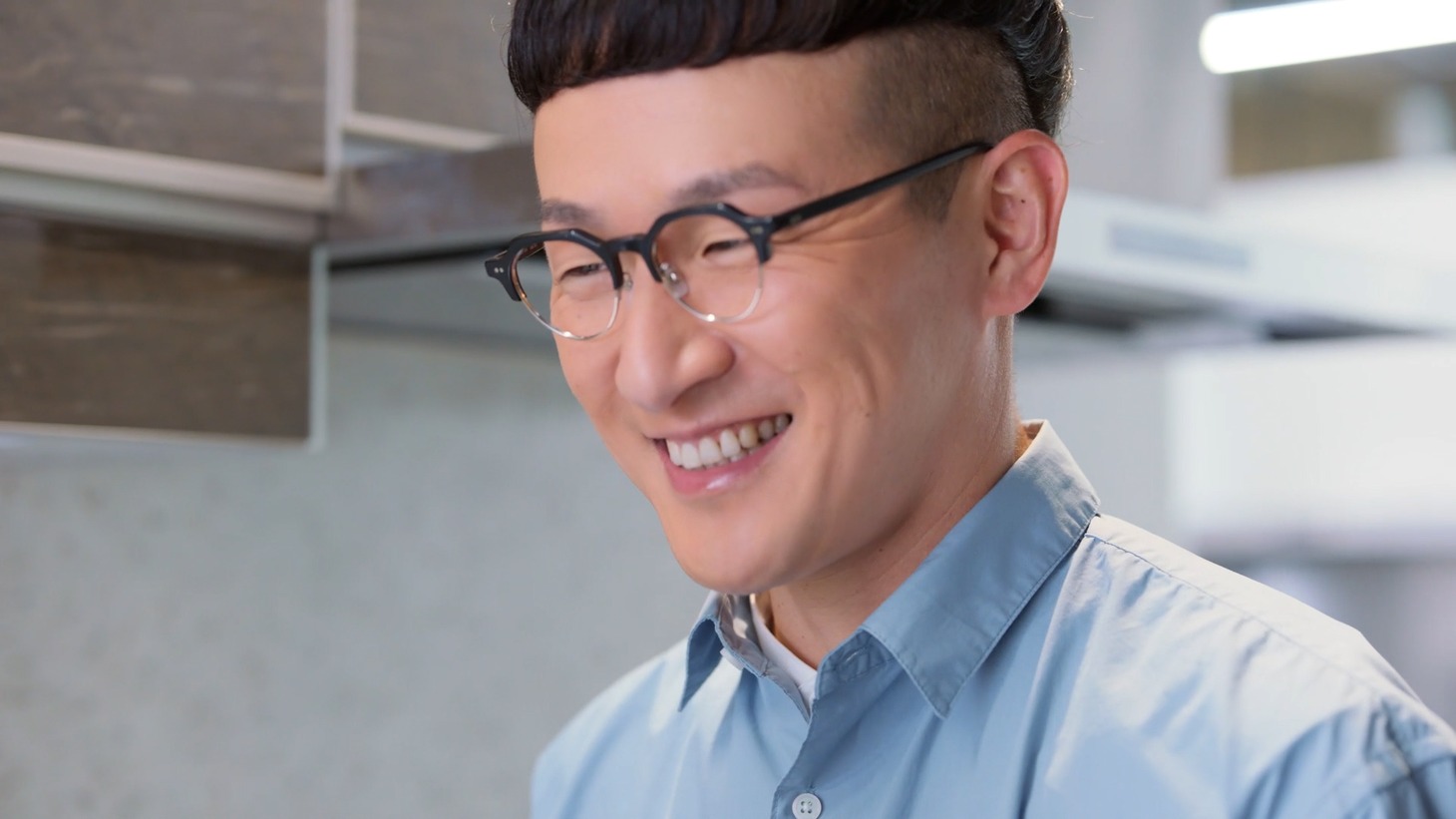 CM「来て、見て、納得！ キッチン」編より。