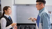 CM「来て、見て、納得！ キッチン」編より。
