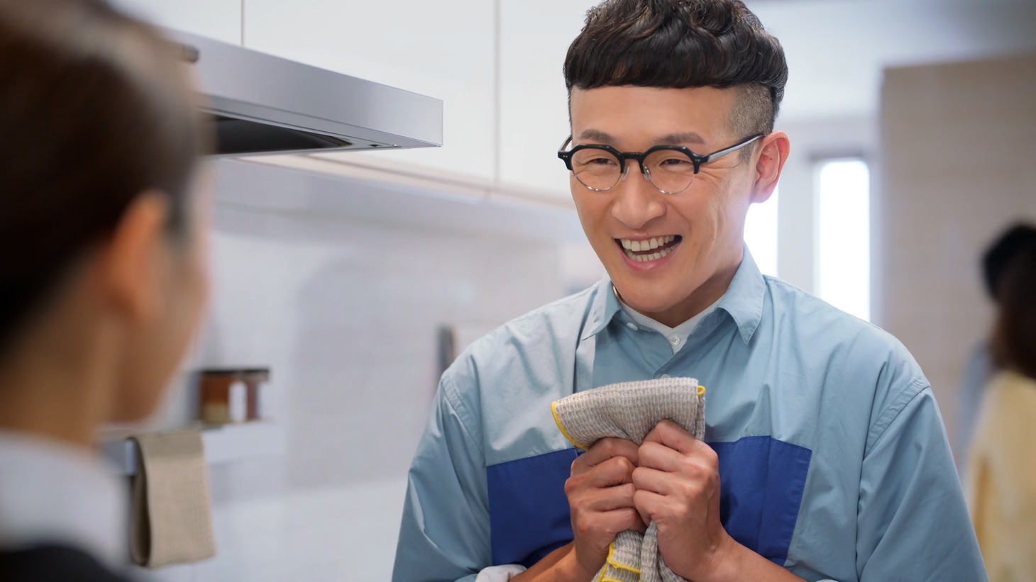 CM「来て、見て、納得！ キッチン」編より。