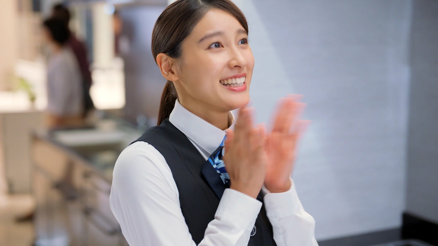 CM「来て、見て、納得！ キッチン」編より。