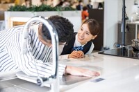 CM「来て、見て、納得！」撮影中の様子。