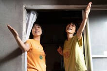 「阿佐ヶ谷姉妹の のほほんふたり暮らし」第1話より、安藤玉恵扮する美穂（左）と木村多江扮する江里子（右）。