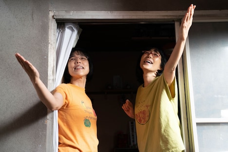 「阿佐ヶ谷姉妹の のほほんふたり暮らし」第1話より、安藤玉恵扮する美穂(左)と木村多江扮する江里子(右)。