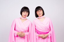 安藤玉恵と木村多江扮する阿佐ヶ谷姉妹。