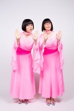 「阿佐ヶ谷姉妹の のほほんふたり暮らし」より、阿佐ヶ谷姉妹。安藤玉恵が美穂（左）、木村多江が江里子（右）を演じる。