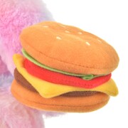 ペパロニが持っているハンバーガー。