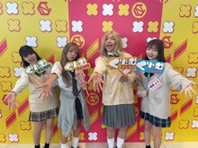 ミニスカJKに扮してティーン女子に紛れる、くりぃむしちゅー上田。(c)テレビ朝日