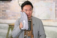 スニーカーを語る、かまいたち山内。(c)フジテレビ