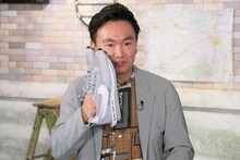 スニーカーを語る、かまいたち山内。(c)フジテレビ