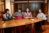 ぼる塾と木南晴夏（右端）。(c)TBS