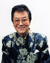 名物ラジオパーソナリティ磯村吟を演じる浜村淳。(c)NHK