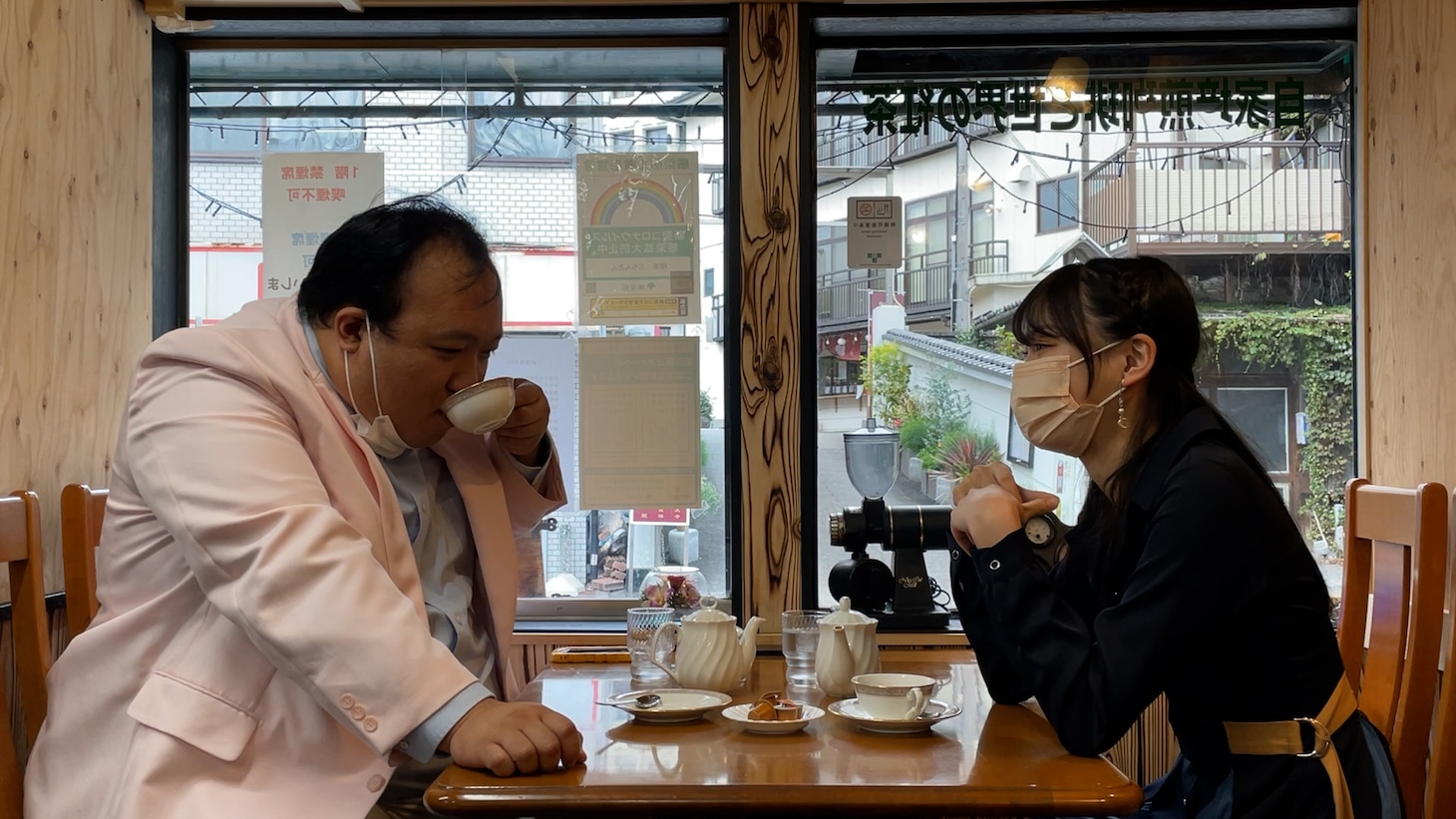 「早大の友達以上恋人未満の女の子とデートしたときに大鶴肥満がとる行動は？」の出題VTRより。