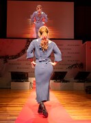 ウォーキングを披露するフワちゃん。