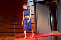 ウォーキングを披露する納言・薄幸。