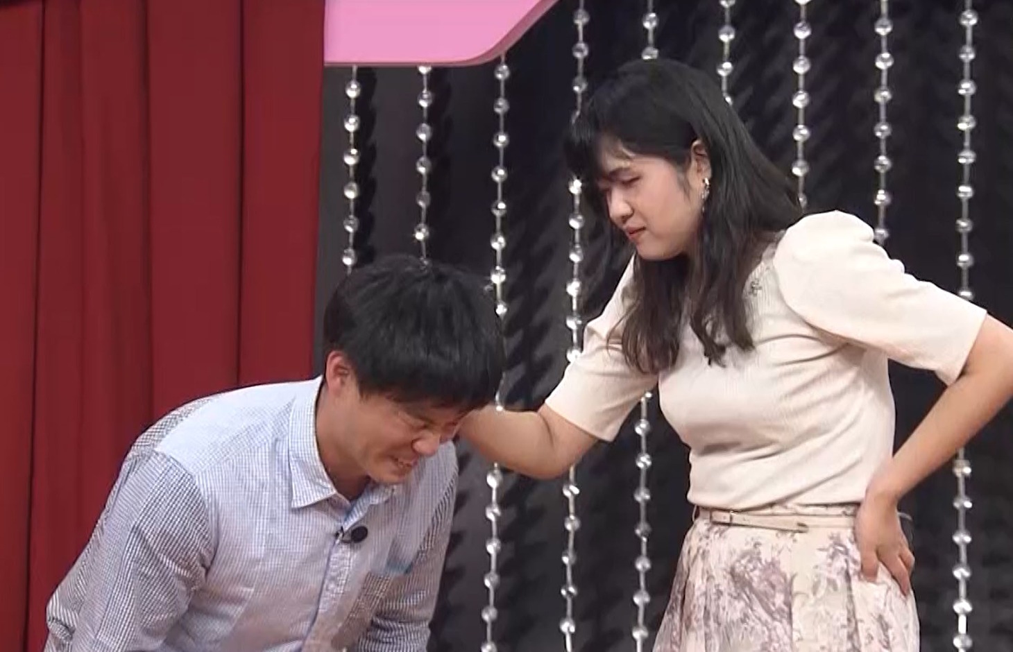 「関西人の女」を披露する塩醤油。（提供：吉本興業）