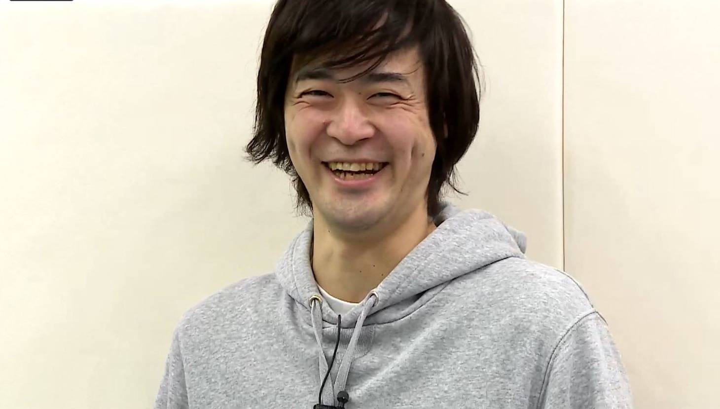 ライト東野いわく「死んだグレー」のパーカーを着用したかたつむり林。