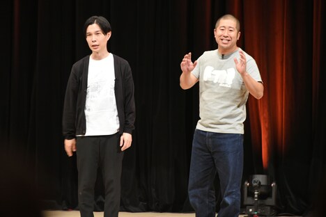 トーク中のハライチ。