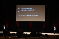 元デラスキッパーズのトシボーイの解散報告音声が流されている様子。