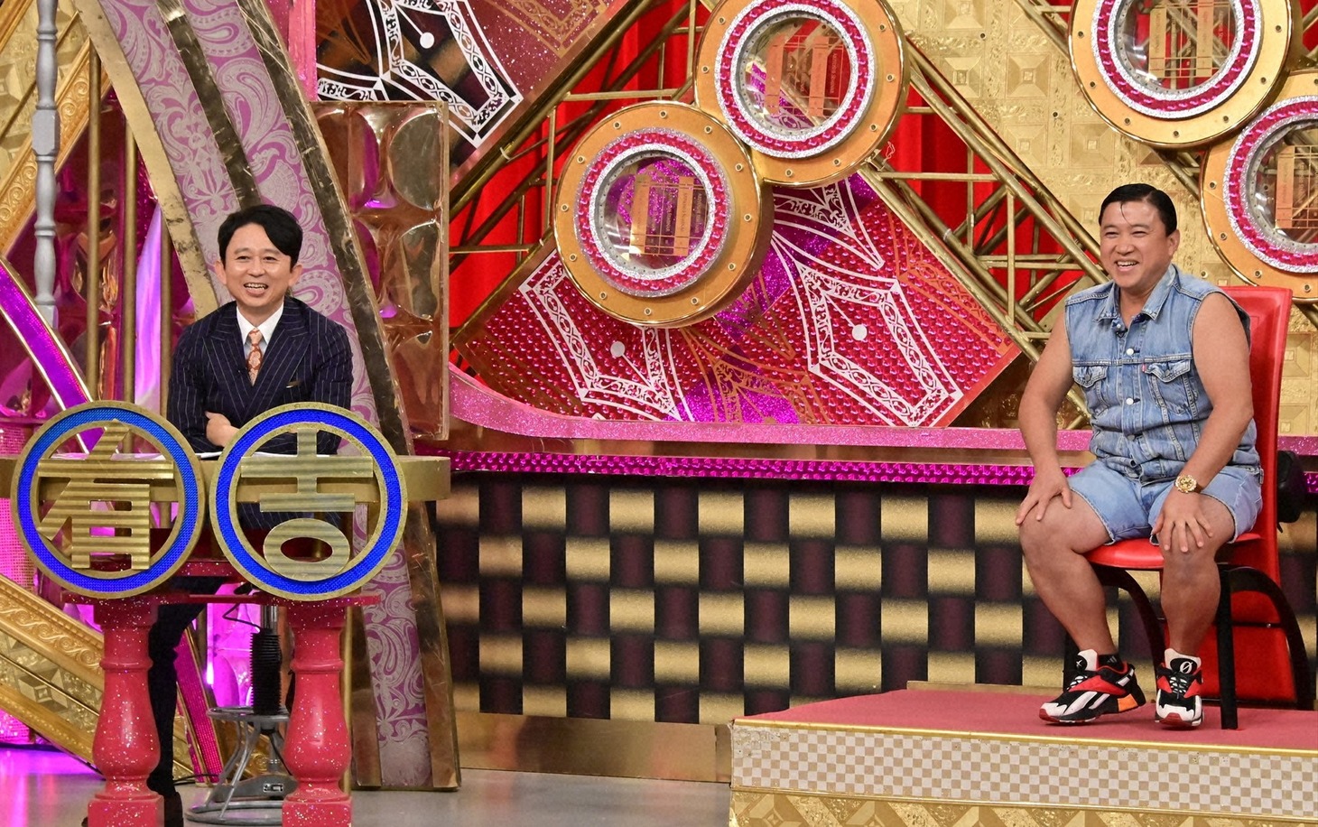 左から有吉弘行、スギちゃん。(c)日本テレビ